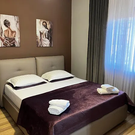 Apartment Friends' House In Tirana