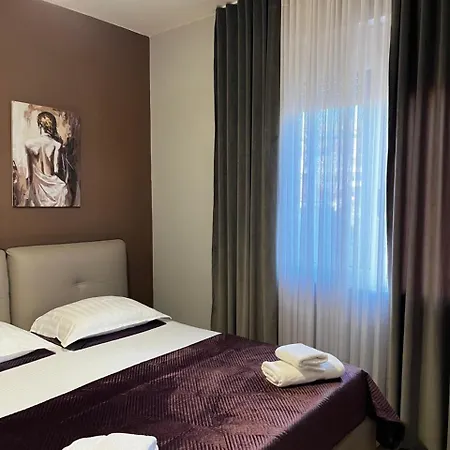 公寓 Friends' House In 地拉那