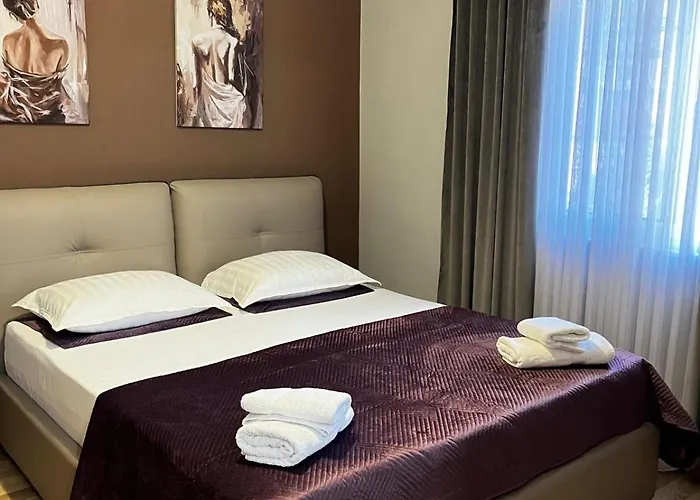 Friends' House In Tiran